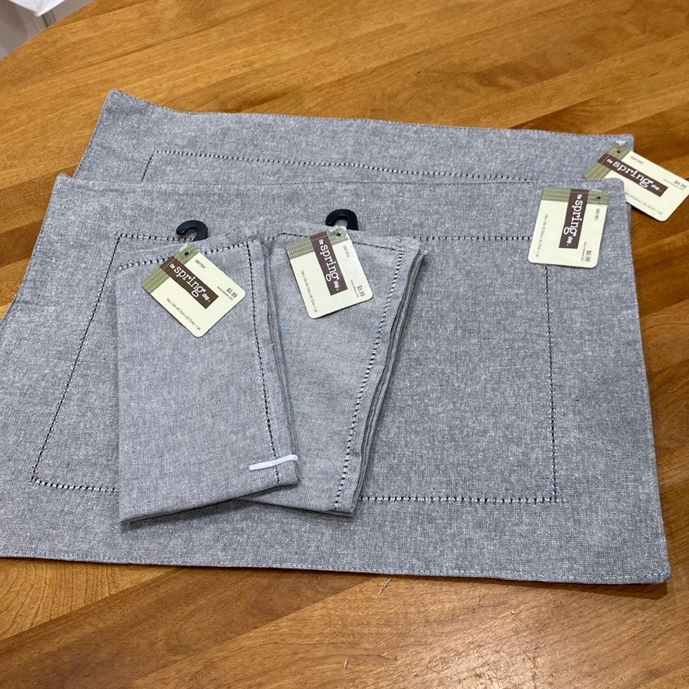 NWT. 8piece, placemats/napkin set. - Picture 3 of 12